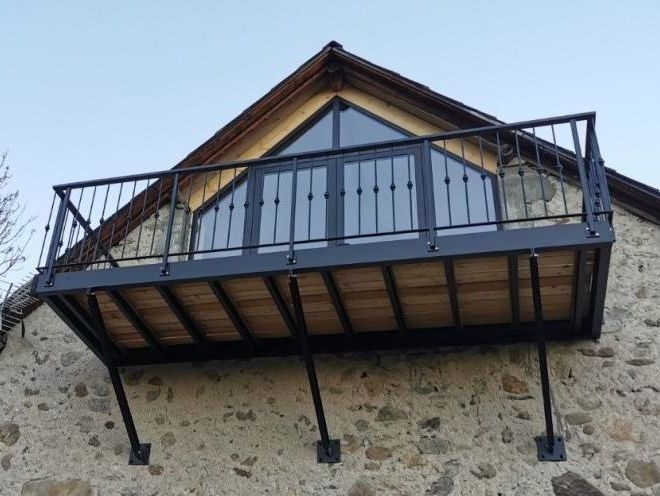 Balcon en structure Métallique dans le Champsaur 05)